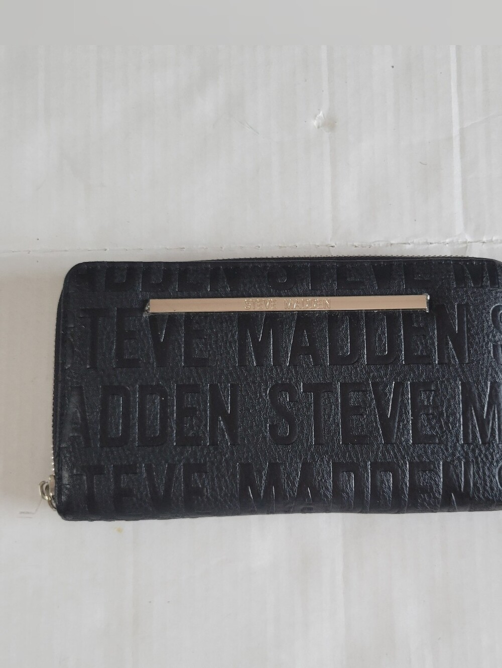 Steve Madden Black Quilted Embossed Zip Around Wallet Gold Tone Logo Bar.